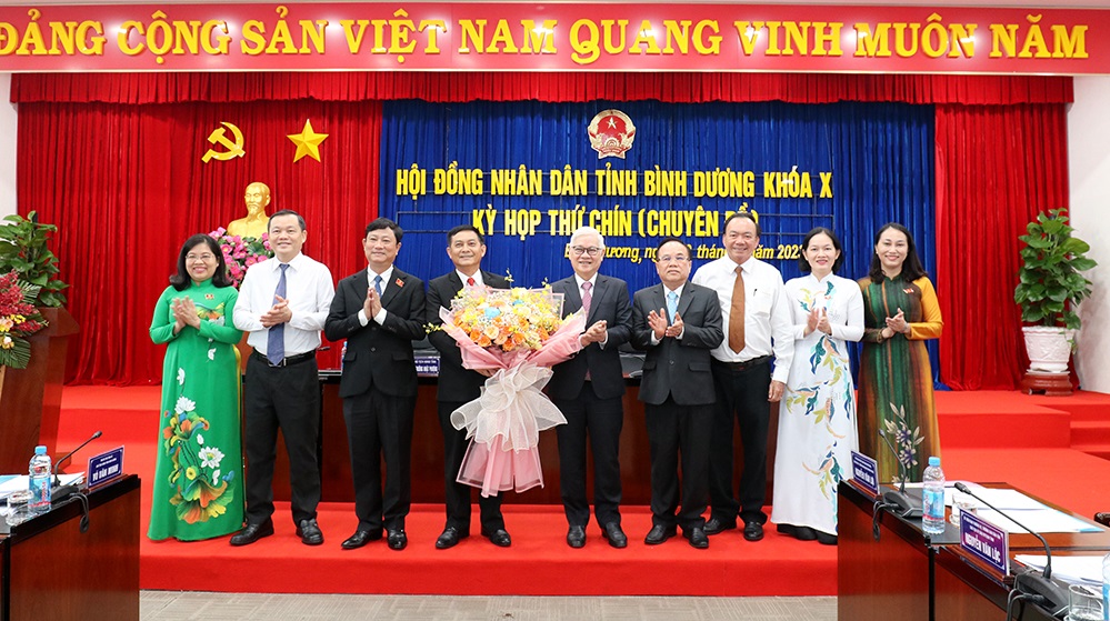 Lãnh đạo tỉnh Bình Dương tặng hoa chúc mừng đồng chí Nguyễn Văn Lộc, tân Chủ tịch HĐND tỉnh Bình Dương.